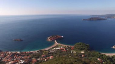 Dağdan Kotor Körfezi 'ndeki Sveti Stefan adasına bak. Karadağ. Yüksek kalite 4k görüntü