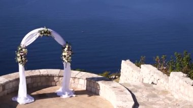 Düğün kemeri Sveti Stefan adasına bakan bir dağda duruyor. Yüksek kaliteli FullHD görüntüler