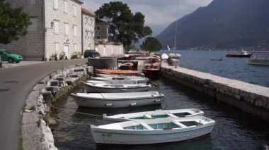 Eski Dobrota kasabasının rıhtımına demirlemiş balıkçı tekneleri. Karadağ. Yüksek kaliteli FullHD görüntüler