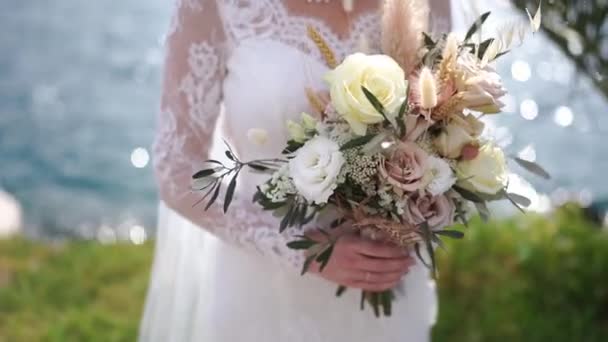 Blumenstrauß Den Händen Der Braut Die Baum Steht Beschnitten Hochwertiges — Stockvideo