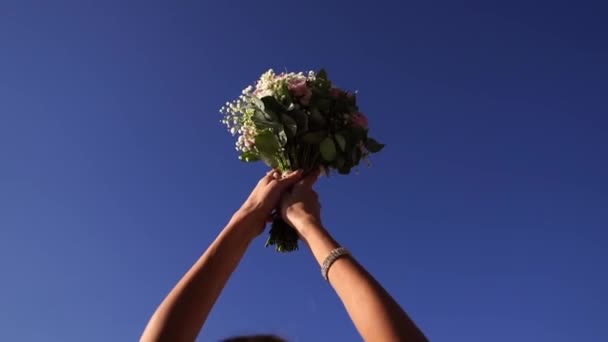 Букет Квітів Руках Нареченої Тлі Яскраво Блакитного Неба Обрізаний Високоякісні — стокове відео