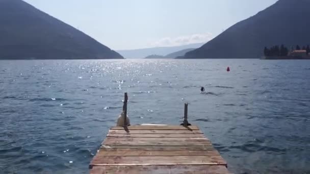 Pohled Dřevěného Mostu Moře Hory Ostrov Jiří Černá Hora Vysoce — Stock video