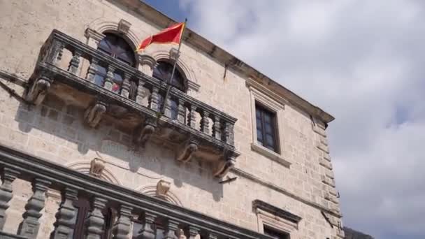 Σημαία Στο Κοντάρι Κυματίζει Στον Άνεμο Στο Μπαλκόνι Ενός Αρχαίου — Αρχείο Βίντεο