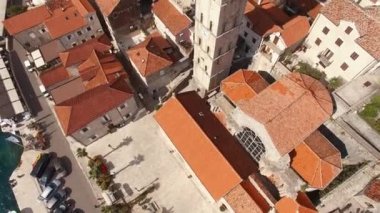 Aziz Niklas Kilisesi 'nin çan kulesinin çanı kırmızı çatıların üzerindedir. Üst Manzara. Yüksek kalite 4k görüntü