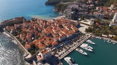 Budva kıyısında yatları olan bir rıhtım. Karadağ. Yüksek kalite 4k görüntü
