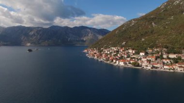 Dağların eteğindeki Kotor Körfezi kıyısındaki eski tatil köyü. Karadağ. Yüksek kalite 4k görüntü
