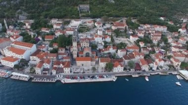Arabalar St. Nicholas kilisesinin yakınındaki setin üzerine park edilmiş. Üst Manzara. Yüksek kalite 4k görüntü