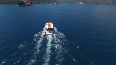Tekne Kotor Körfezi 'ndeki Aziz George adasına yelken açar. Karadağ. Yüksek kalite 4k görüntü