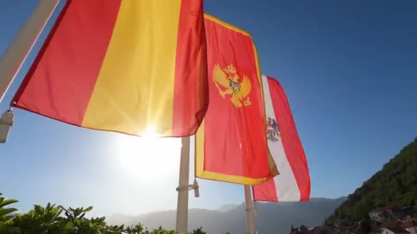 Σημαίες Κυματίζουν Κοντάρια Σημαίας Γαλάζιο Ουρανό Και Πράσινα Βουνά Υψηλής — Αρχείο Βίντεο