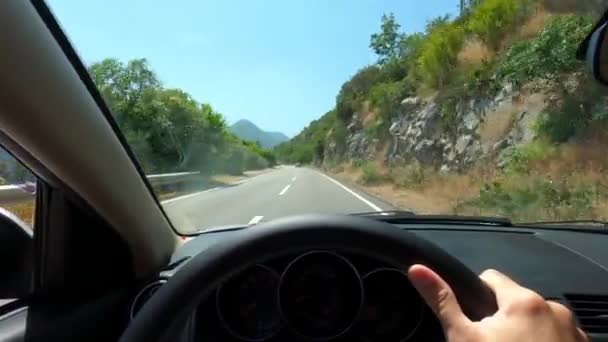 Mãos Masculinas Volante Carro Dirigindo Uma Estrada Asfalto Montanhosa Imagens — Vídeo de Stock