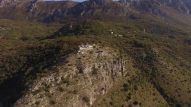 St. Sava Kilisesi yeşil ağaçların arasında bir dağda. Drone. Yüksek kalite 4k görüntü