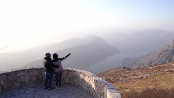 Mężczyzna Kobieta Przytulają Się Tarasie Widokowym Patrzą Góry Wysokiej Jakości — Wideo stockowe