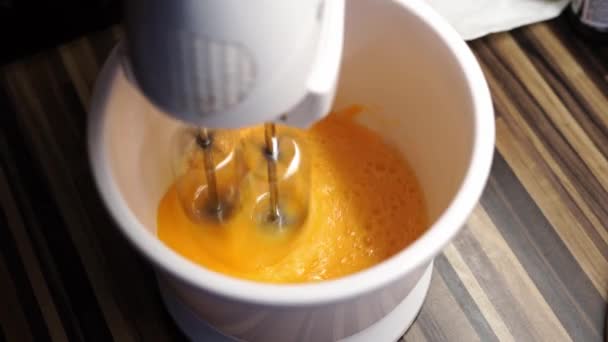 Aşçı Karıştırıcı Kasedeki Çırpılmış Yumurtalara Döker Yüksek Kalite Görüntü — Stok video