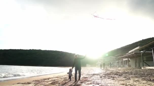 Papá Con Una Niña Caminando Por Playa Con Una Cometa — Vídeos de Stock