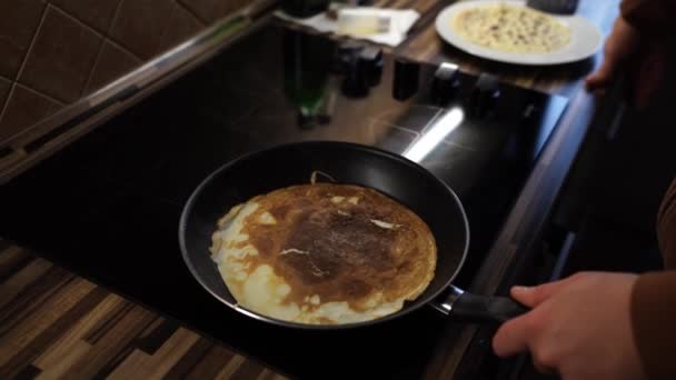 Cook Removes Ruddy Pancake Pan Plate His Hands High Quality — Vídeos de Stock