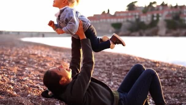 Mom Lifts Little Girl Her Arms Lying Beach Island Sveti — Stock video