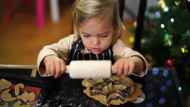 Menina Rola Rolo Rolo Sobre Cortadores Biscoitos Massa Imagens Alta — Vídeo de Stock