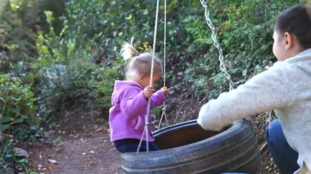 Mom Swings Little Girl Tire Swing Tied Tree High Quality — Vídeos de Stock
