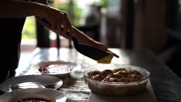 Huisvrouw Haalt Hete Broodjes Uit Een Kom Met Een Spatel — Stockvideo