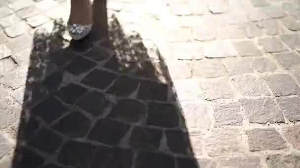 Bride White Dress Walks Cobblestones Cropped High Quality Fullhd Footage — Vídeo de Stock