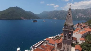 Aziz Niklas Kilisesi 'nin çan kulesi eski evlerin arasında. Perast, Karadağ. Yüksek kalite 4k görüntü