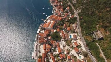 Perast kıyısındaki eski evlerin kırmızı çatıları. Kotor Körfezi, Karadağ. Yüksek kalite 4k görüntü
