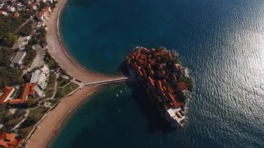 Sveti Stefan adasının yakınındaki plajlar. Karadağ. Yüksek kalite 4k görüntü