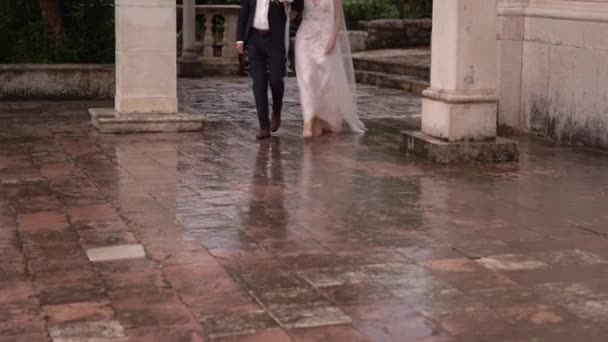 Bride Groom Walk Wet Tiles Church Cropped High Quality Fullhd — Stockvideo