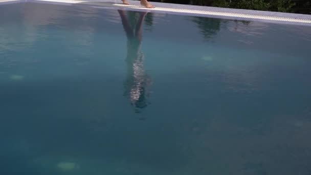 Girl Silk Bathrobe Walks Barefoot Edge Pool High Quality Fullhd — Stockvideo