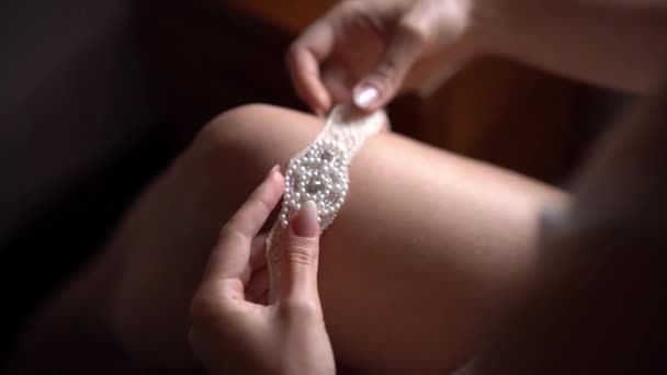 新娘伸直了她腿上绣有珍珠的花边吊袜带 优质Fullhd影片 — 图库视频影像