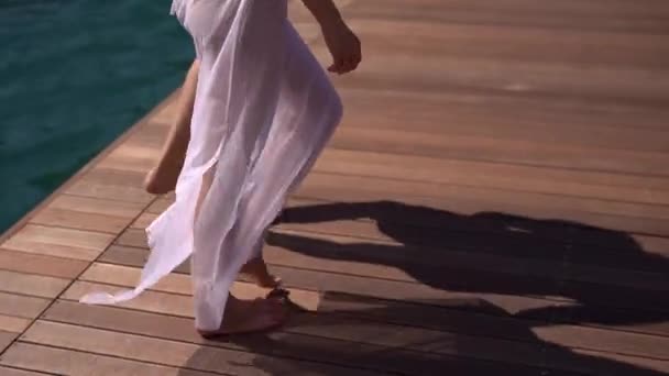Mujer Hombre Caminan Descalzos Largo Muelle Madera Imágenes Fullhd Alta — Vídeos de Stock