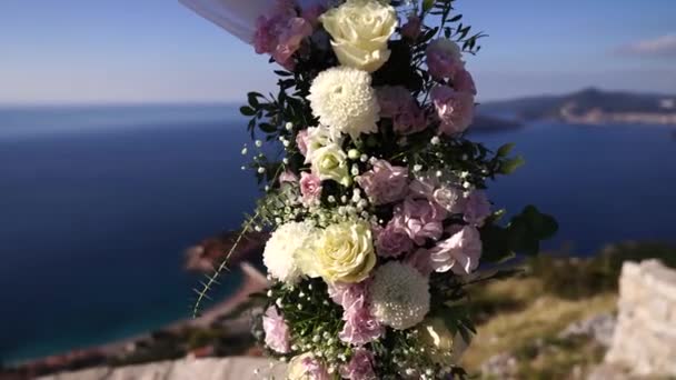 Fragment Eines Mit Blumen Und Stoff Verzierten Hochzeitsbogens Hochwertiges Fullhd — Stockvideo