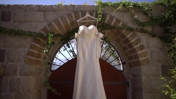 Vestido Branco Nupcial Pendura Cabide Uma Cerca Pedra Imagens Fullhd — Vídeo de Stock