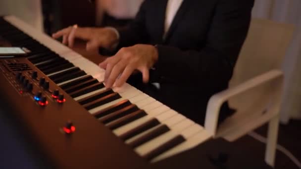 Musician Playing Electric Synthesizer Restaurant High Quality Fullhd Footage — Stock Video