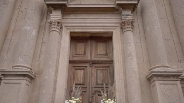 大理石教堂前面的台阶上装饰着花束和烛台上的蜡烛 优质Fullhd影片 — 图库视频影像