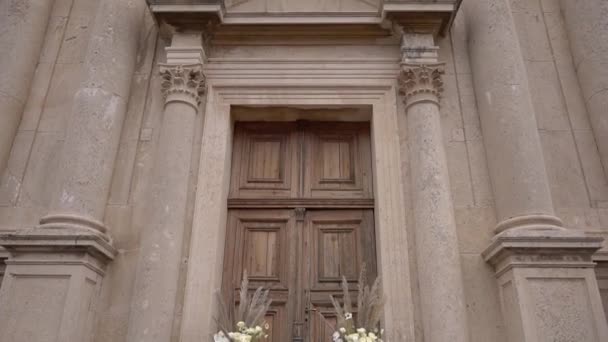 Pasos Delante Iglesia Mármol Están Decorados Con Ramos Flores Velas — Vídeo de stock