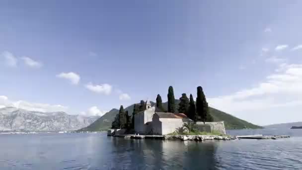 Πράσινα Κυπαρίσσια Φυτρώνουν Κοντά Στο Αρχαίο Μοναστήρι Στο Νησί Του — Αρχείο Βίντεο