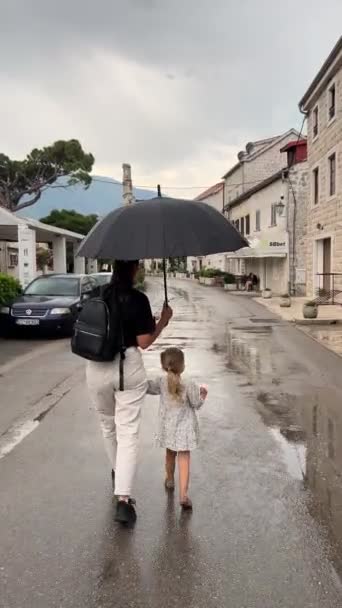 Mamma Figlia Camminano Sotto Pioggia Sotto Ombrello Filmati Alta Qualità — Video Stock