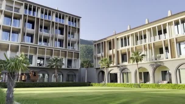 Terasları Kemerli Geçitleri Olan Modern Bir Otel Yüksek Kalite Görüntü — Stok video
