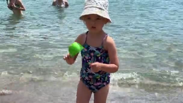 Little Girl Holding Plastic Bucket Beach High Quality Footage — Stok Video