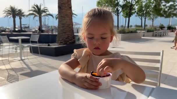 Маленька Дівчинка Їсть Морозиво Чашки Ложкою Високоякісні Кадри — стокове відео