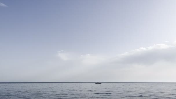 Pequeño Barco Flota Mar Azul Largo Del Horizonte Imágenes Alta — Vídeo de stock