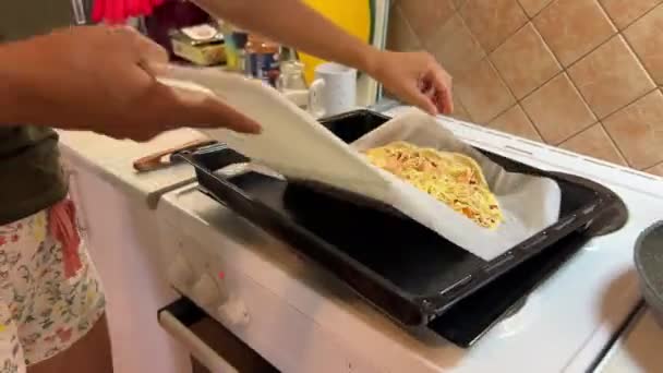 Повар Кладет Пиццу Простыню Выпечки Высококачественные Кадры — стоковое видео