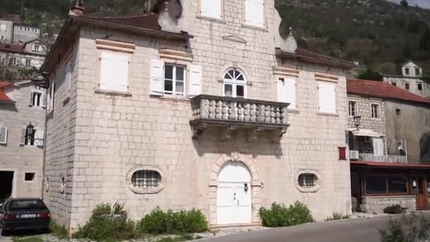 Gebouw Van Een Oud Stenen Huis Met Balkon Tralies Voor — Stockvideo