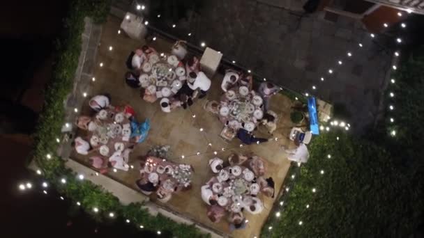 侍者在院子里招待喜宴 顶部视图 高质量的4K镜头 — 图库视频影像