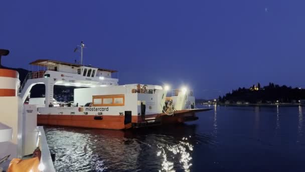 Ferry Carga Com Carros Aproximando Costa Imagens Alta Qualidade — Vídeo de Stock
