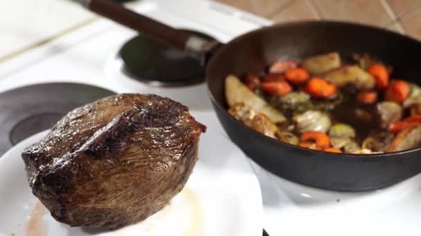 Roast Beef Steaming Plate Next Stewed Vegetables Frying Pan Stove — Stockvideo