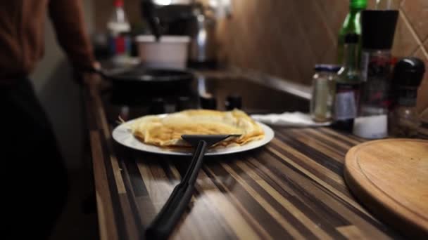 Тарелка Блинами Стоит Столе Рядом Плитой Сковородкой Высококачественные Кадры — стоковое видео