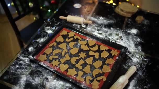 Biscotti Natale Tagliati Pasta Trovano Foglio Cottura Forno Sul Tavolo — Video Stock