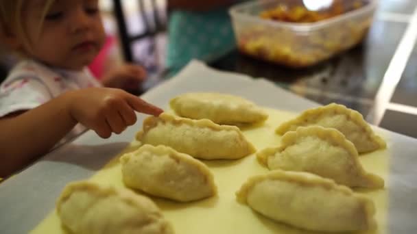 소녀는 핏자국 손가락 파이를 만진다 고품질 — 비디오